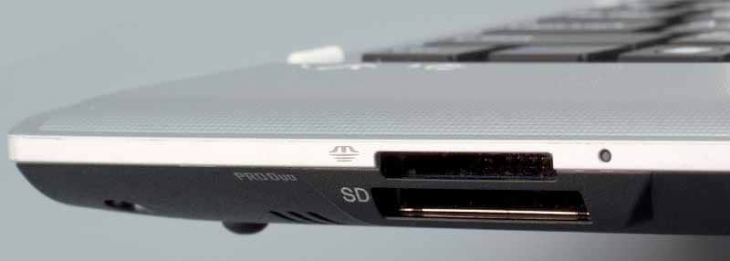 Встроенный в нетбук картридер, рассчитанный на SD и MicroSD с переходником формат. 