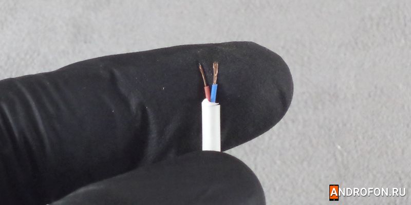 Внутреннее строение дешевого USB кабеля с двумя проводами. 