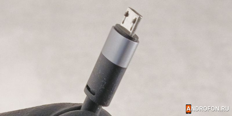 Крючки фиксации штекера MicroUSB кабеля.