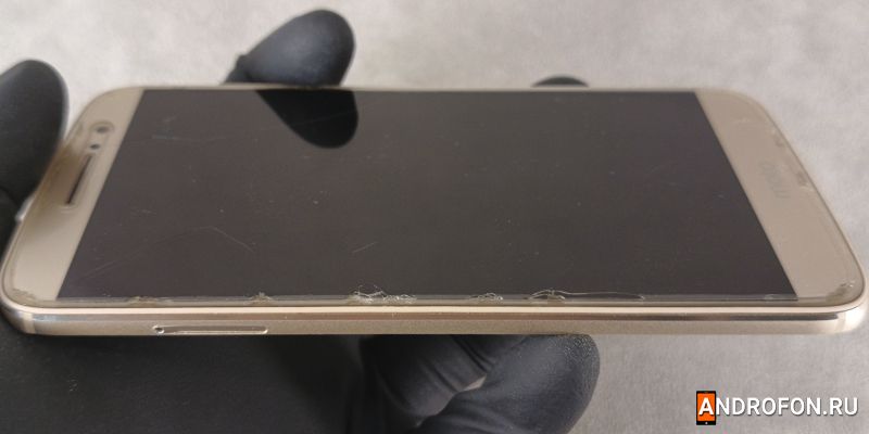 Сколы на закаленном стекле после падения телефона.