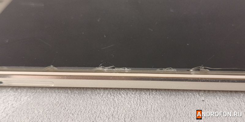 Сколы на закаленном стекле в результате падения телефона на камни.
