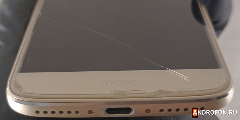 Трещины на закаленном стекле в результате падения телефона на камни.