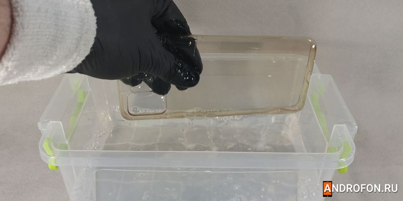 Полоскание чехла в воде для удаления остатков мыла.