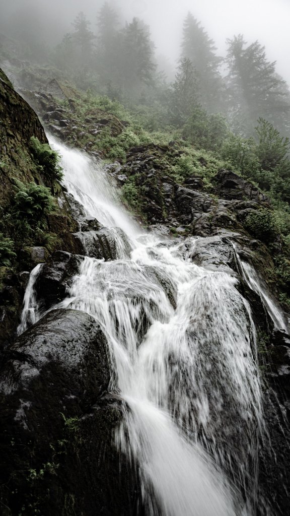 обои водопад в горах